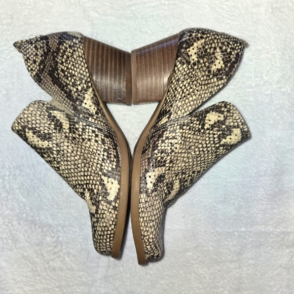 Baretraps Women's Snake Skin Print Ankle Booties - Gold Size 6 1/2 Classic - Picture 6 of 10